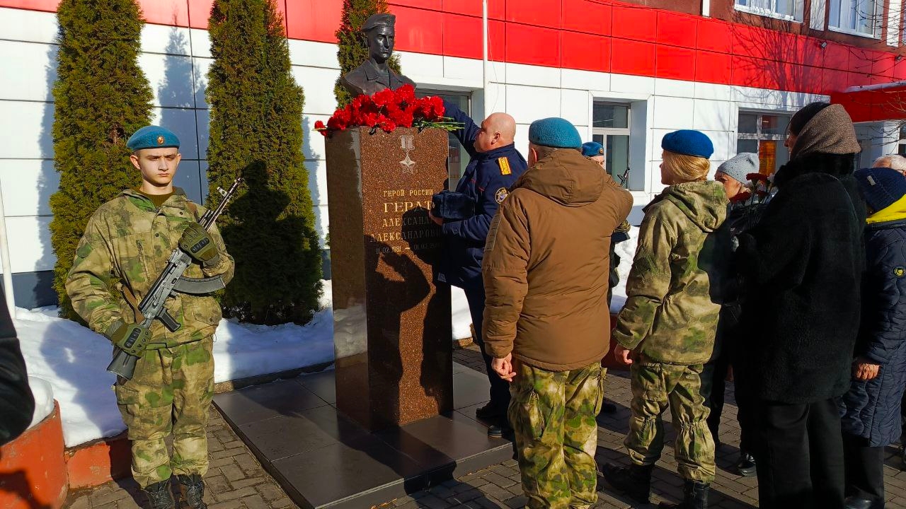 День памяти о подвиге 6-й роты 104-го полка 76-й Псковской дивизии ВДВ прошёл на Аллее Славы 1 марта.