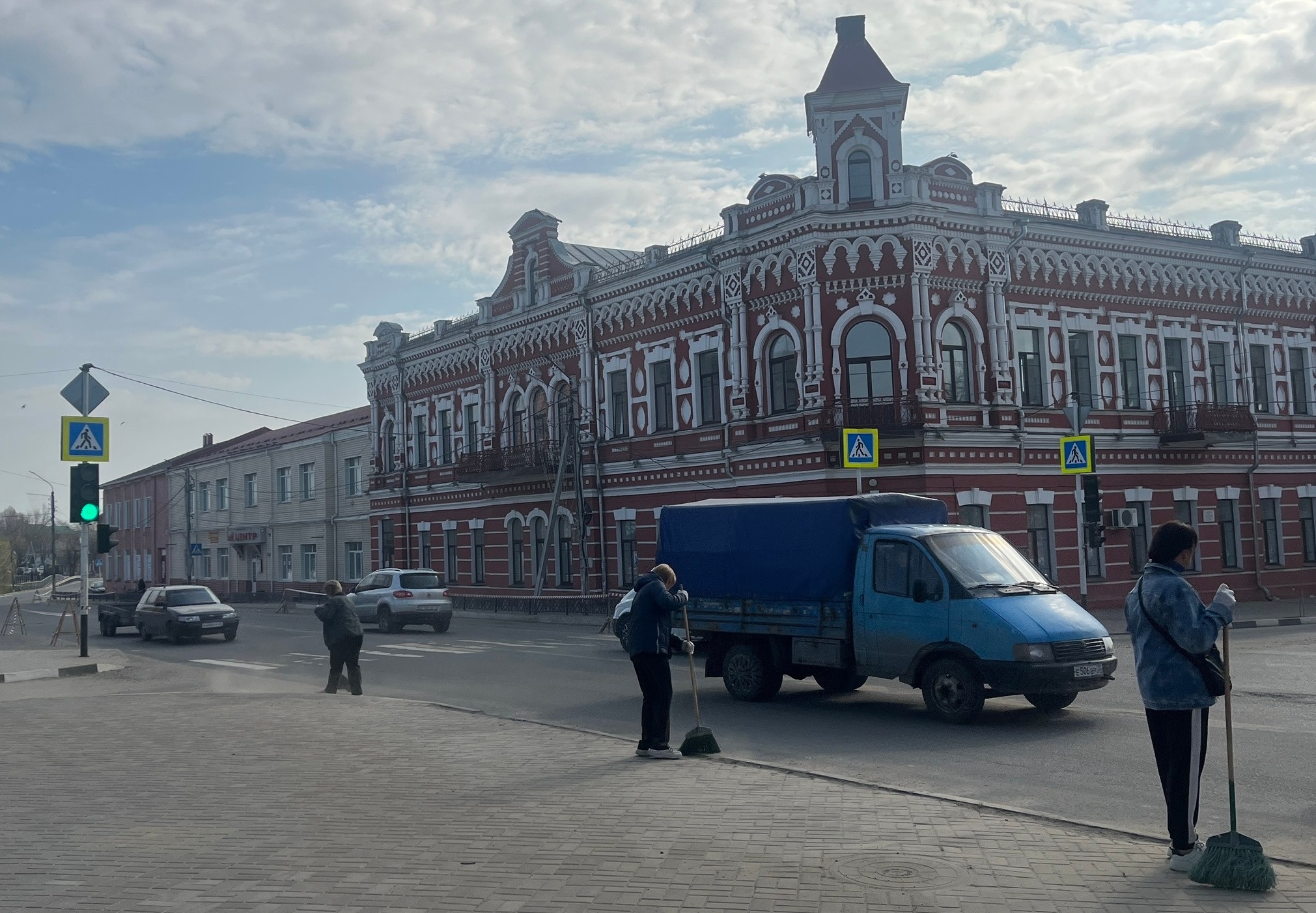 Работники учреждений и организаций Новозыбковского городского округа подали отличный пример активной гражданской позиции и вышли на субботник.