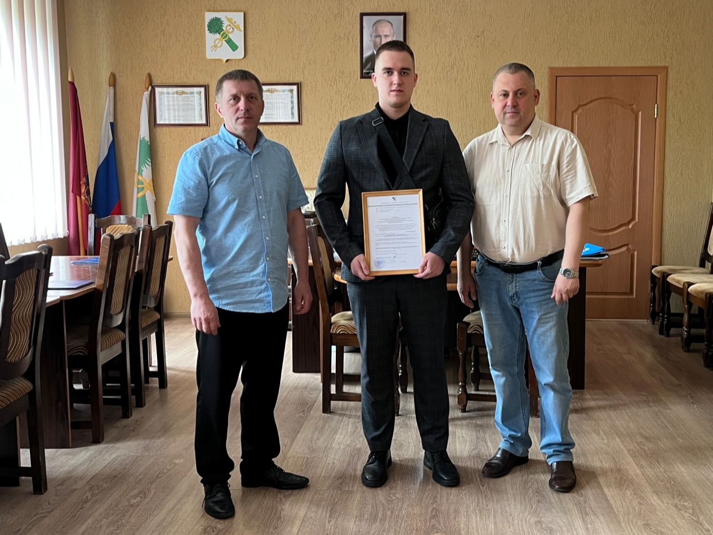 Новозыбковцу торжественно вручили жилищный сертификат.