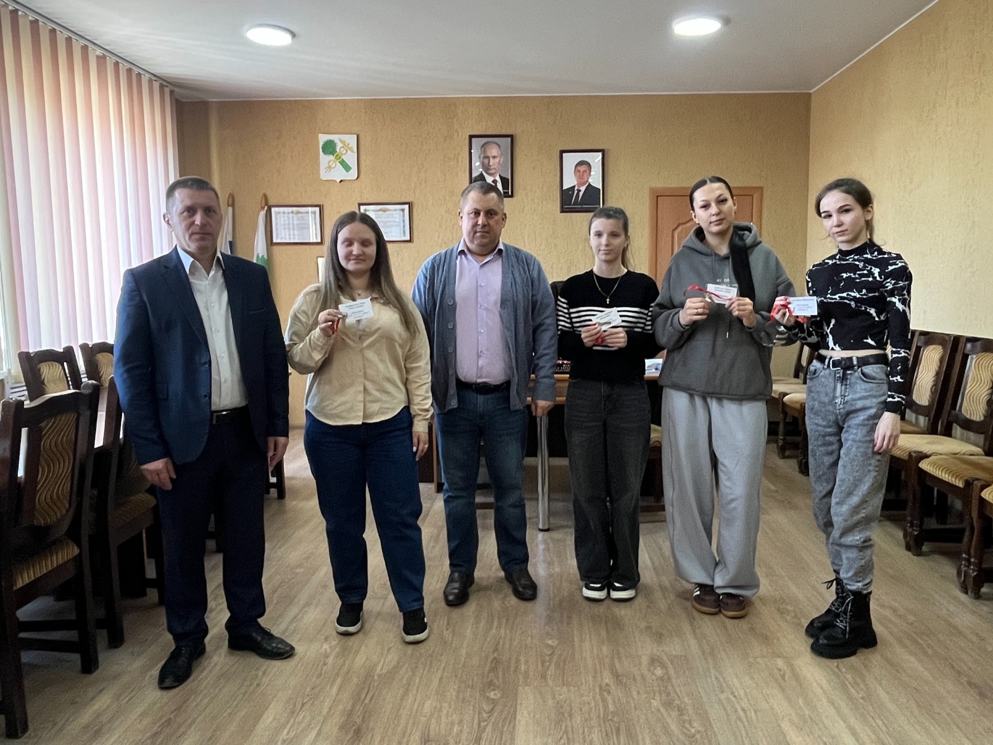Ключи от квартир вручали глава Новозыбковского городского округа Александр Щипакин и исполняющий обязанности главы Новозыбковской городской администрации Виктор Шевелев..