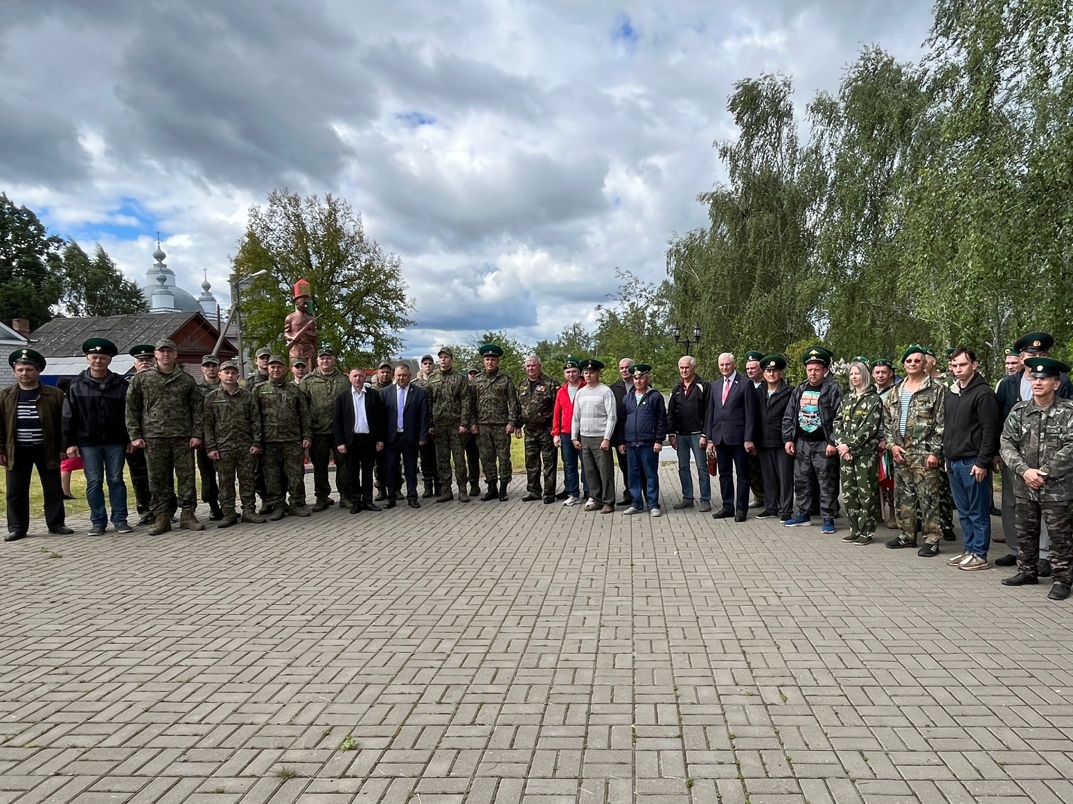 Сегодня у памятника «Пограничникам всех поколений» состоялось торжественное мероприятие, посвящённое военнослужащим и ветеранам пограничным войск..